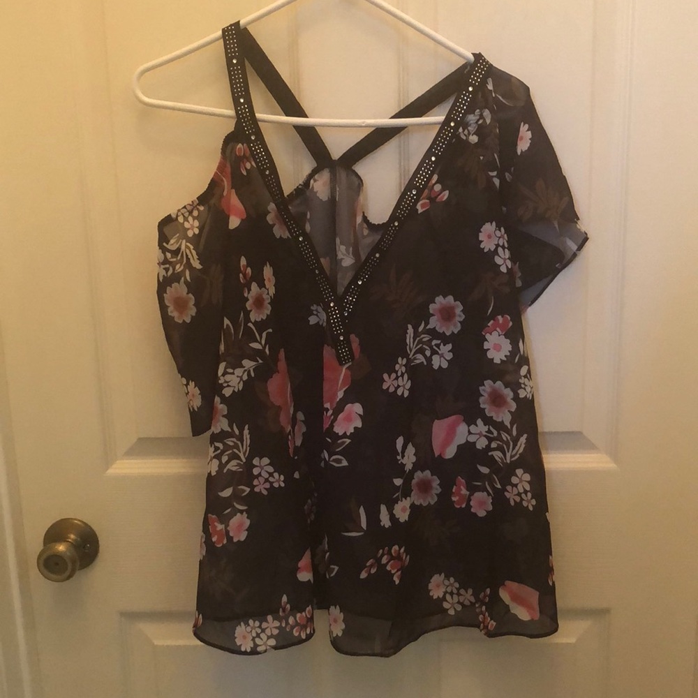 Women’s strapped blouse with studs
